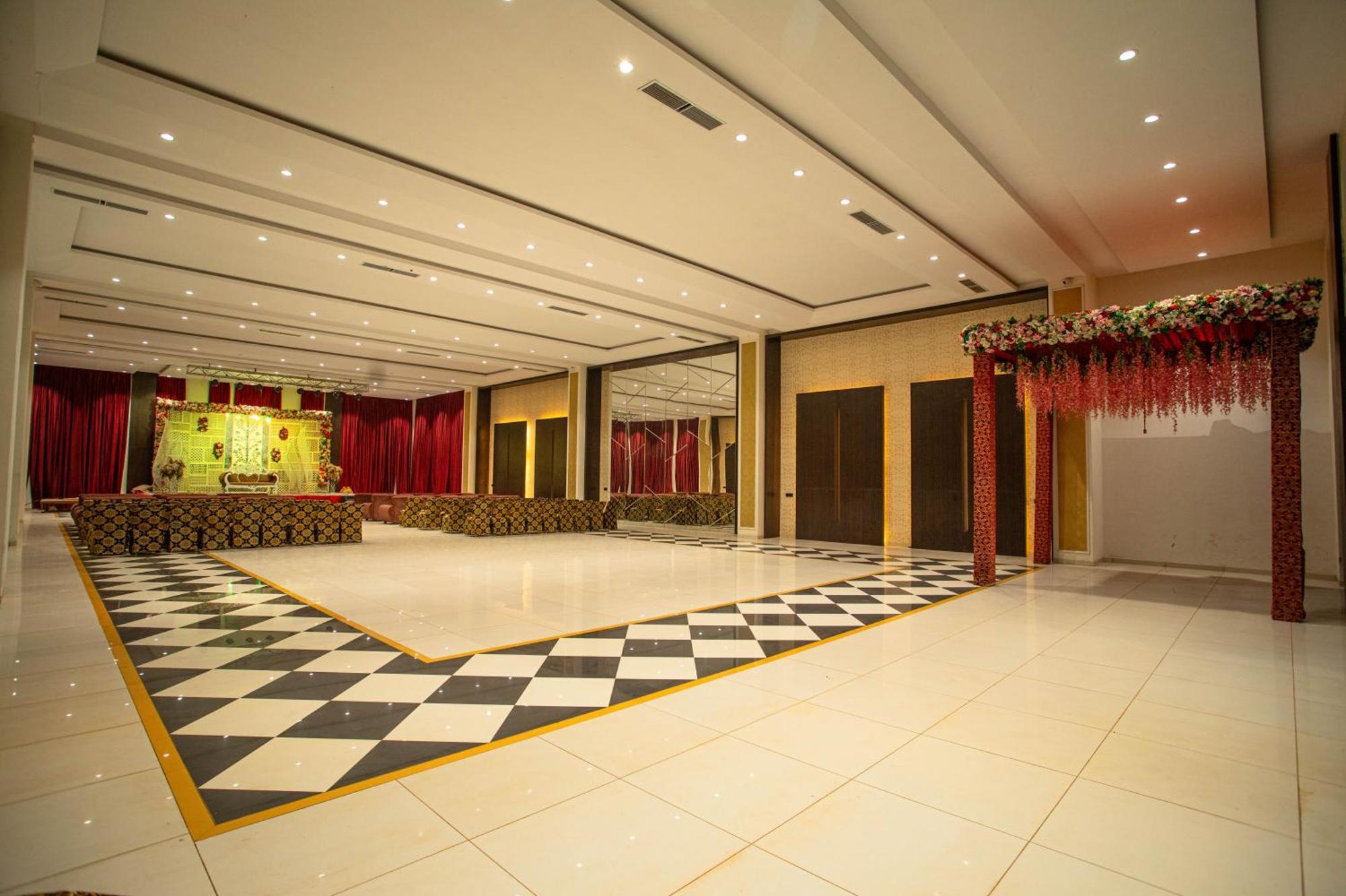 Hotel Miracle 2Km From Mahakal Temple Ujjain Exterior photo