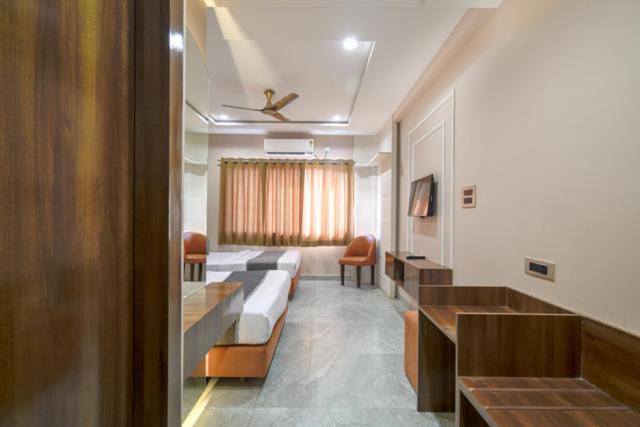 Hotel Miracle 2Km From Mahakal Temple Ujjain Exterior photo