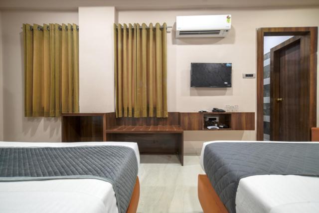 Hotel Miracle 2Km From Mahakal Temple Ujjain Exterior photo