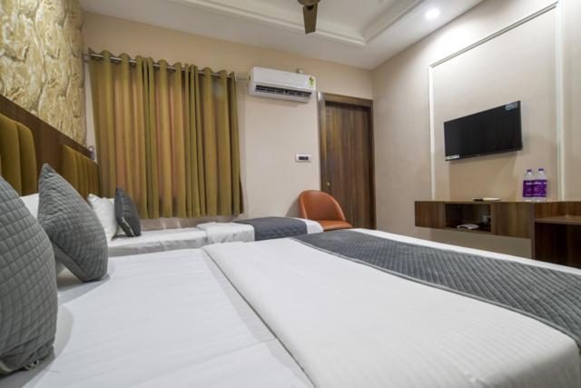 Hotel Miracle 2Km From Mahakal Temple Ujjain Exterior photo