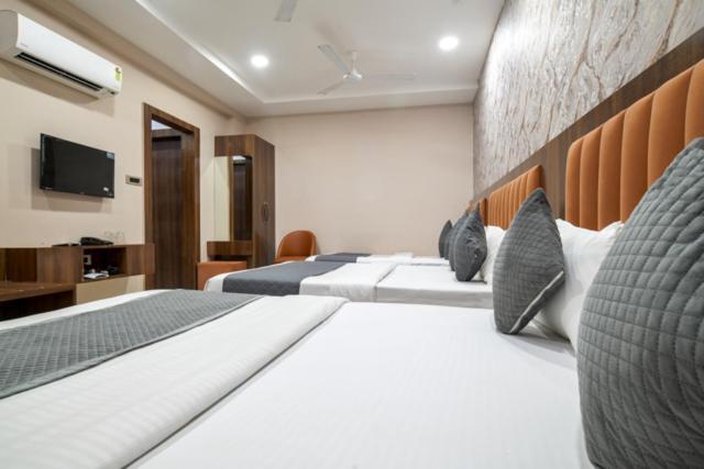 Hotel Miracle 2Km From Mahakal Temple Ujjain Exterior photo