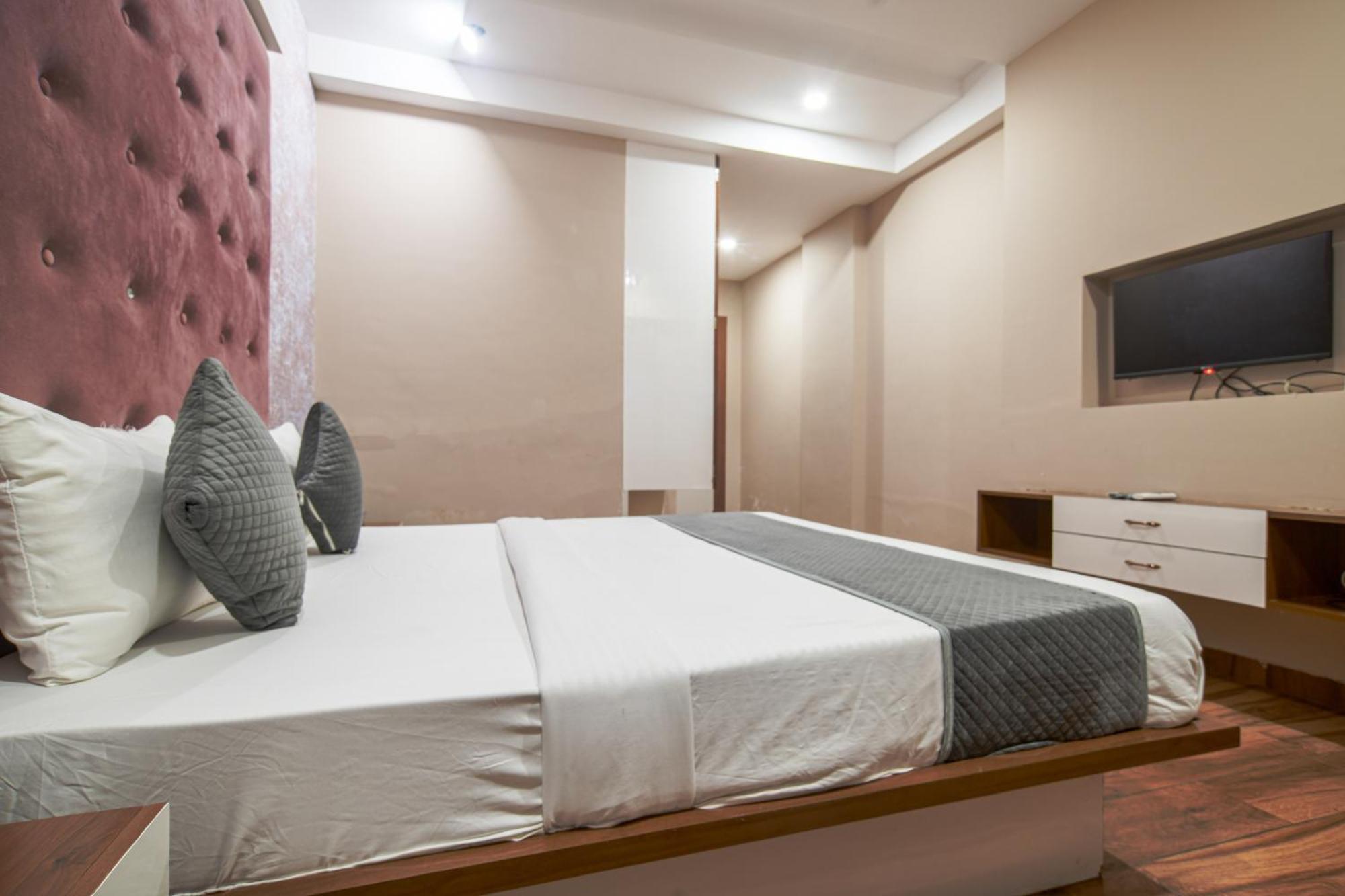 Hotel Miracle 2Km From Mahakal Temple Ujjain Exterior photo