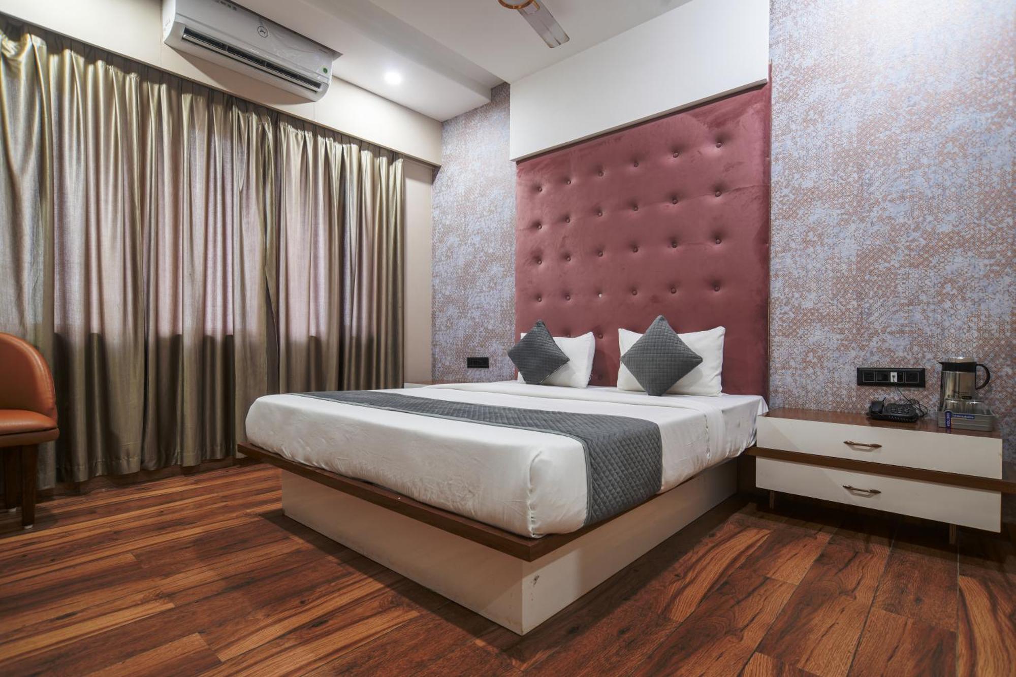 Hotel Miracle 2Km From Mahakal Temple Ujjain Exterior photo