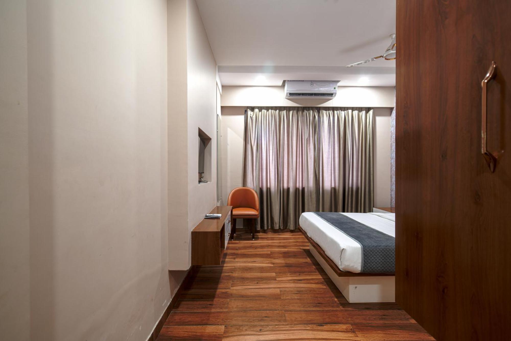 Hotel Miracle 2Km From Mahakal Temple Ujjain Exterior photo