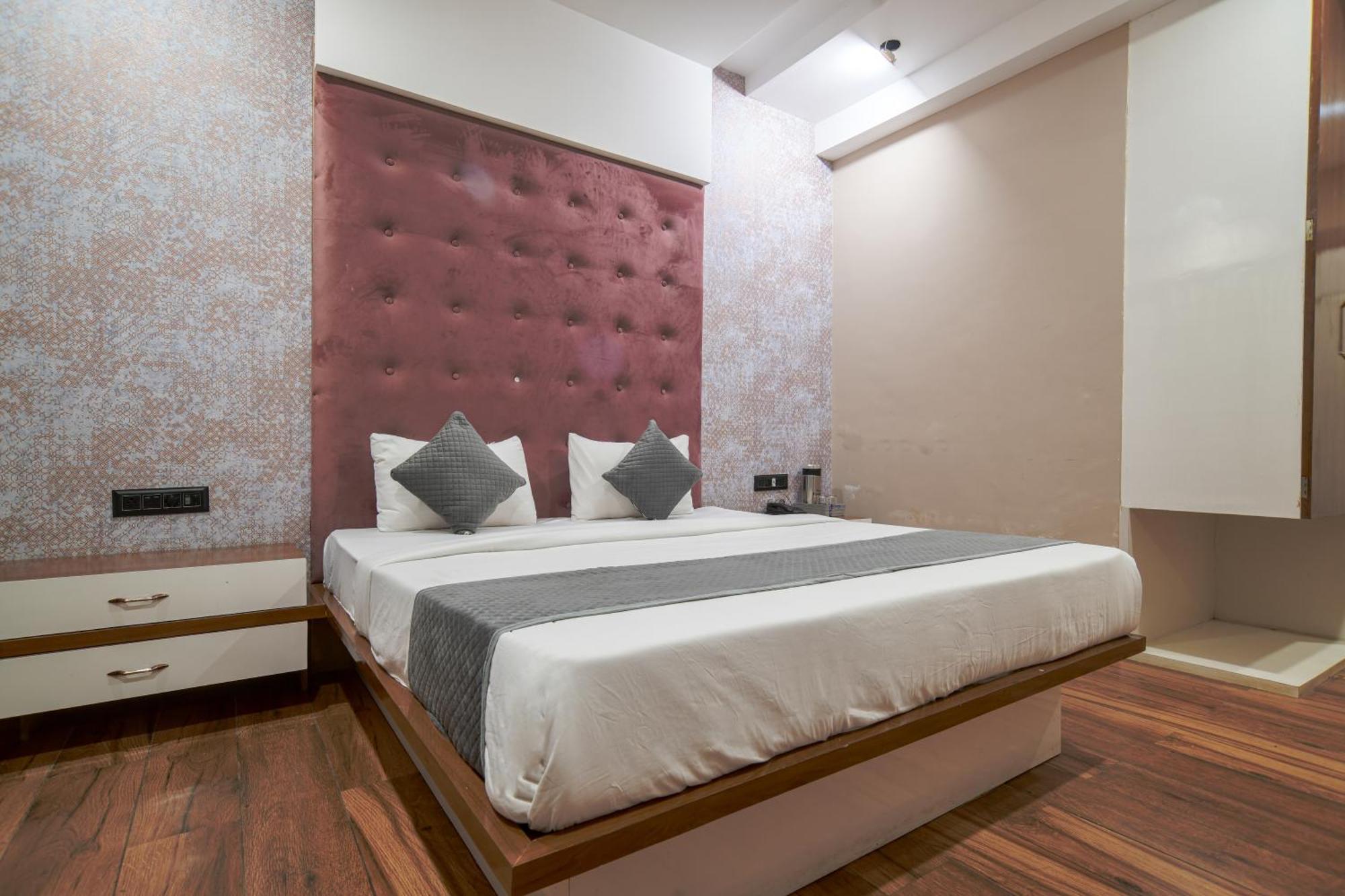 Hotel Miracle 2Km From Mahakal Temple Ujjain Exterior photo