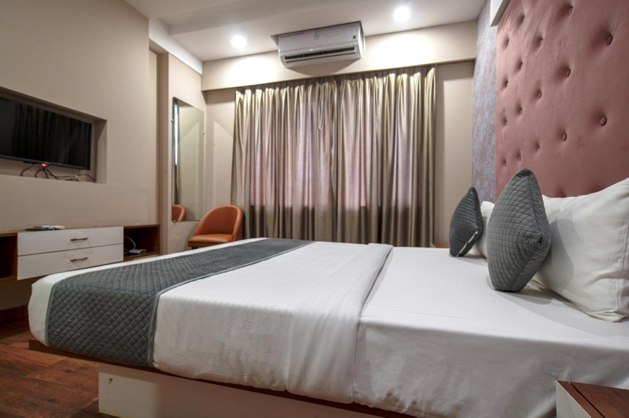 Hotel Miracle 2Km From Mahakal Temple Ujjain Exterior photo
